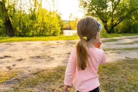 小女孩背影图片