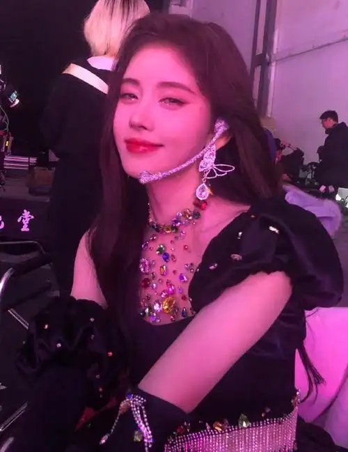 鞠婧祎粉色衬衫吊带裙##鞠婧祎窗边风景大片