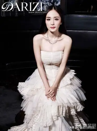 杨幂婚纱写真 抹胸婚纱秀年夜 好身材