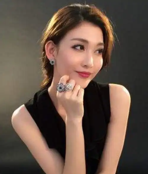 她是小三专业户背负巨债踏入演艺圈却因不屈从权贵遭到雪藏