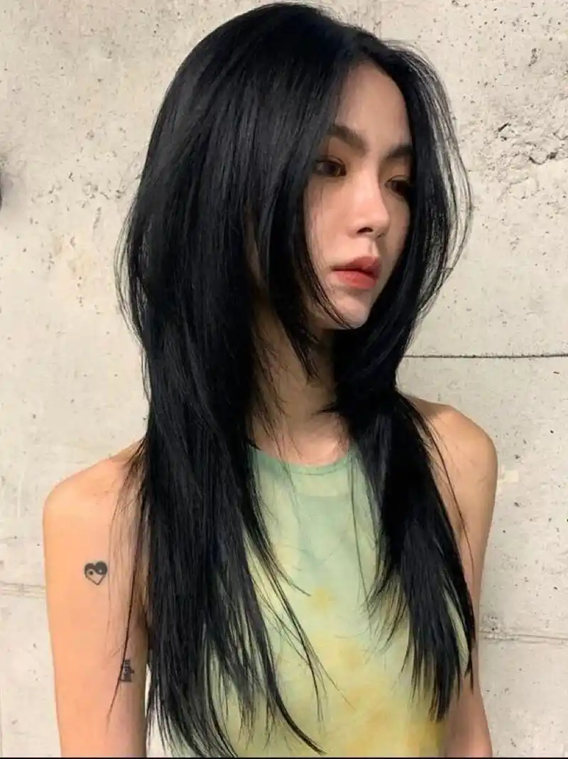 长碎发长版鲻鱼头 甜酷风风格的高层次长碎发 长款鲻鱼头发型,独特又