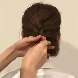 头发短到耳朵上怎么扎