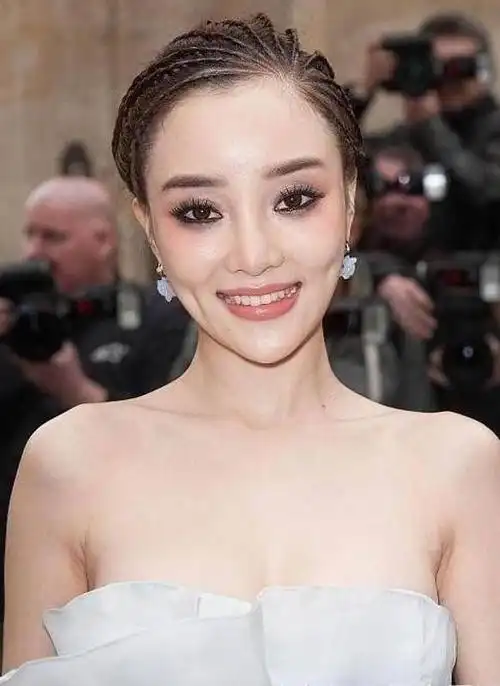 外媒镜头下的李小璐,满头麻花辫!网友直呼:这下巴也太尖了吧
