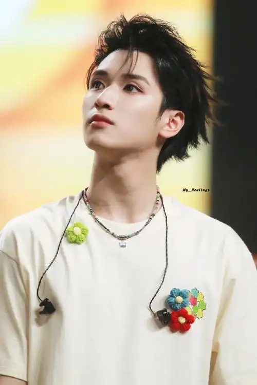 龙年添个新装扮#永远会沈溺在你的眼神中走不出来@时代少年团-严浩翔p