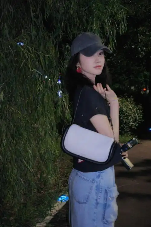 景甜深夜街拍#景甜深夜街拍,日常生活中温柔的甜甜,周五份的快乐己收