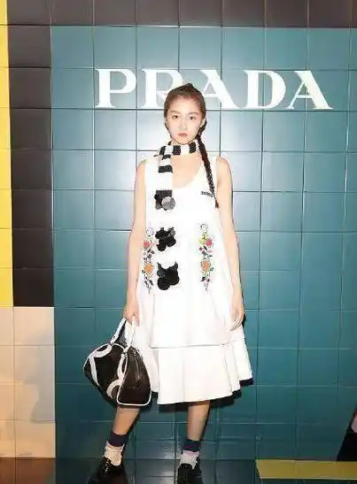 关晓彤米兰看秀,被吐槽造型像村姑,不敌44岁林志玲_蔡徐坤_感觉_网友