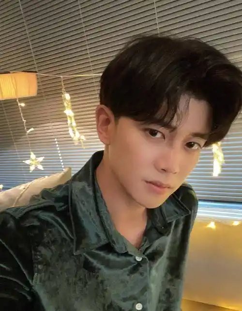 任嘉伦的直男自拍大赏,谢谢,有被笑到_角度_什么_几张