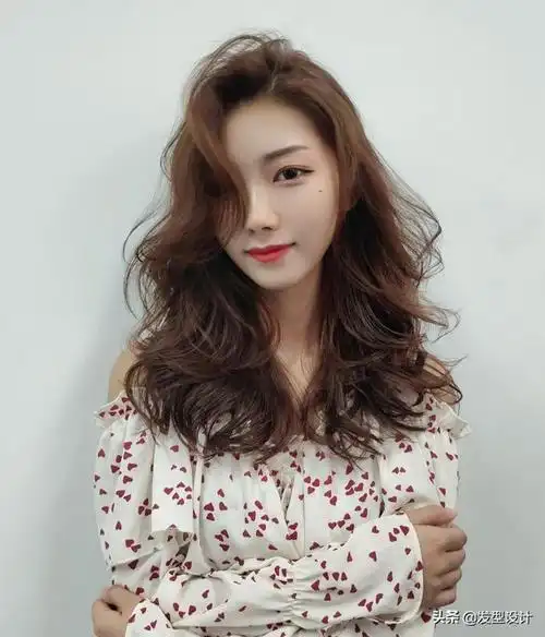 中长发气垫烫什么发型好看(今年流行减龄全头烫发型)(28)