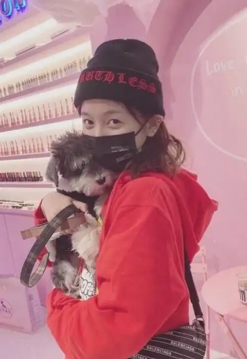 相信很多人都是因为节目《创造101》才认识吴宣仪的,她是火箭少女的