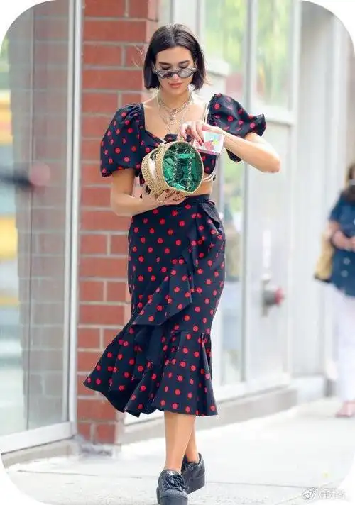 真正的时髦精,都喜欢穿"波点裙",照这样搭配起来最诱人