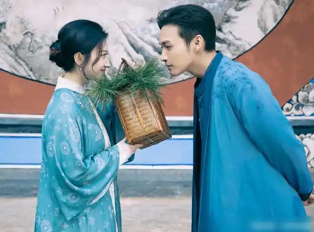 张彬彬景甜合体录综艺不只上演仰卧起坐吻玩游戏还抱得紧紧的