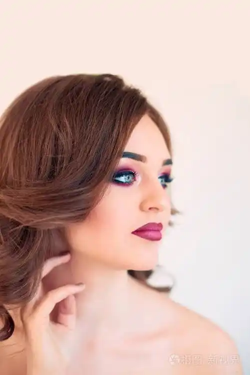 漂亮的年轻女性,干净的新鲜皮肤接近. 护肤脸. 美容学.