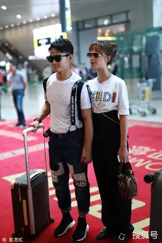 曹骏蓝盈莹大方秀恩爱 十指紧扣笑容甜蜜狂撒狗粮