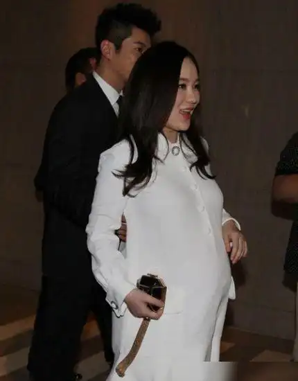 霍思燕久违现身孕味浓小腹明显隆起被疑怀二胎杜江全程贴心守护