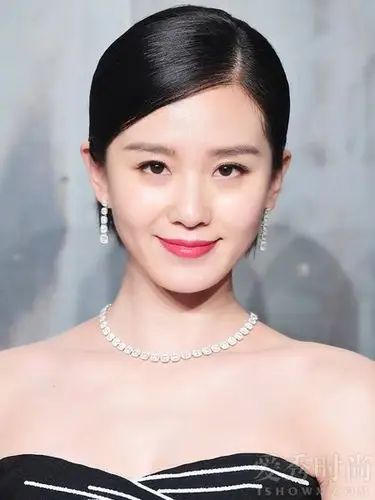 佟丽娅刘诗诗宋茜露锁骨发型 美出别样风情!