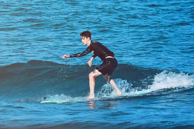 看高颜值酷盖如何玩转户外综艺|真人秀|冲浪|王一博_网易订阅