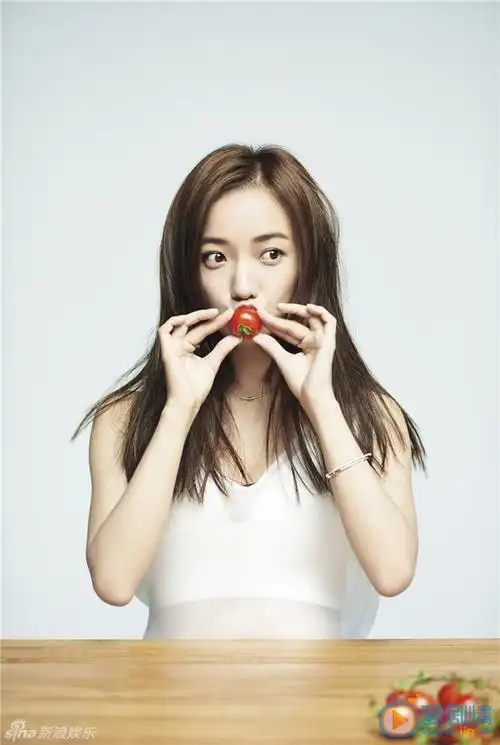 日前,王珞丹为某杂志拍摄了一组封面大片,再次展现其不同以往的另一面