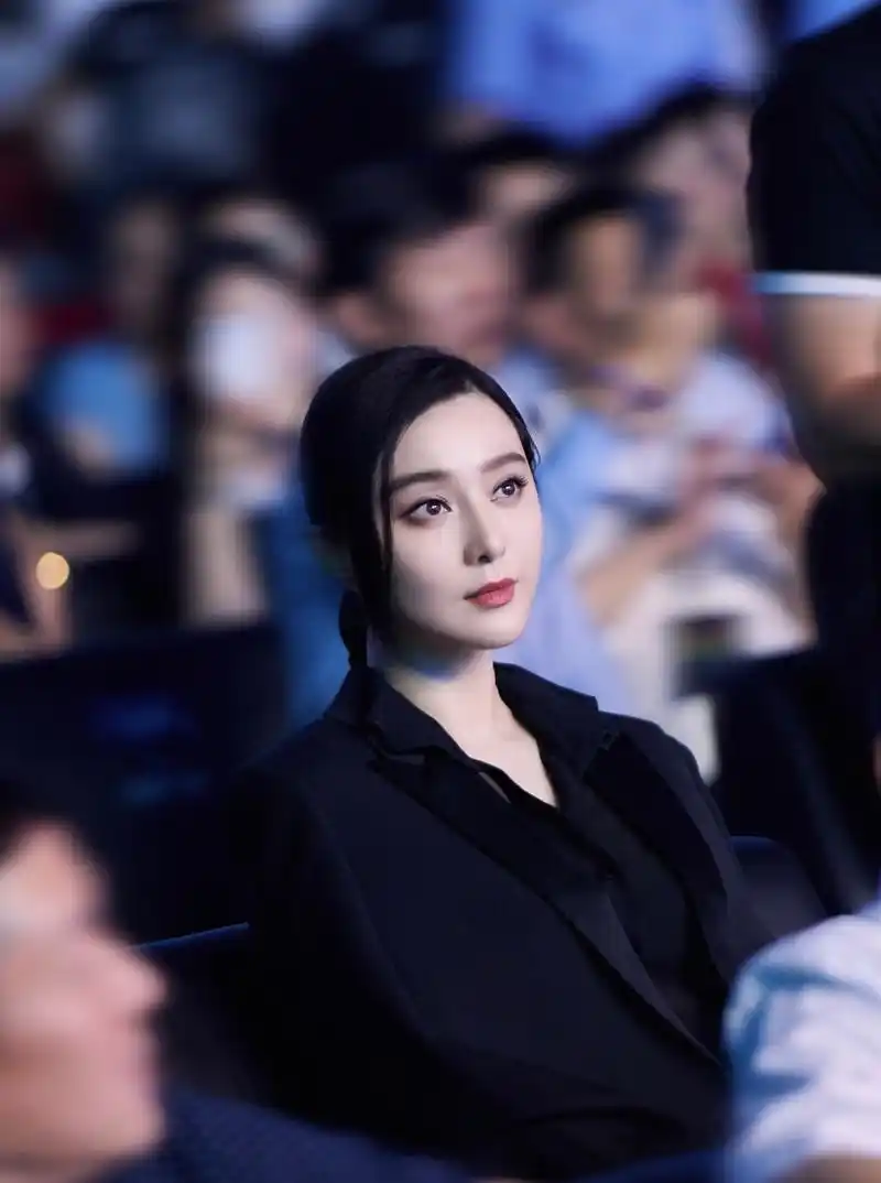 2019年5月31日,时尚女王范冰冰身着saint laurent 2019春夏系列,优雅