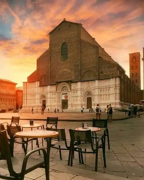 要和你一起啊 漫步在这浪漫之城 余晖散满了街道 爱在日落黄昏前 黄昏