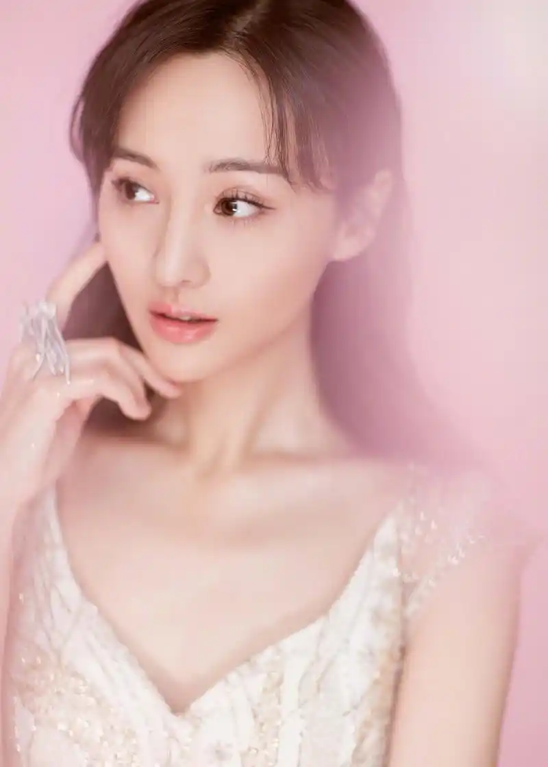 星辰万象在你裙摆上流淌, 跌撞成长才能织就璀璨华裳.