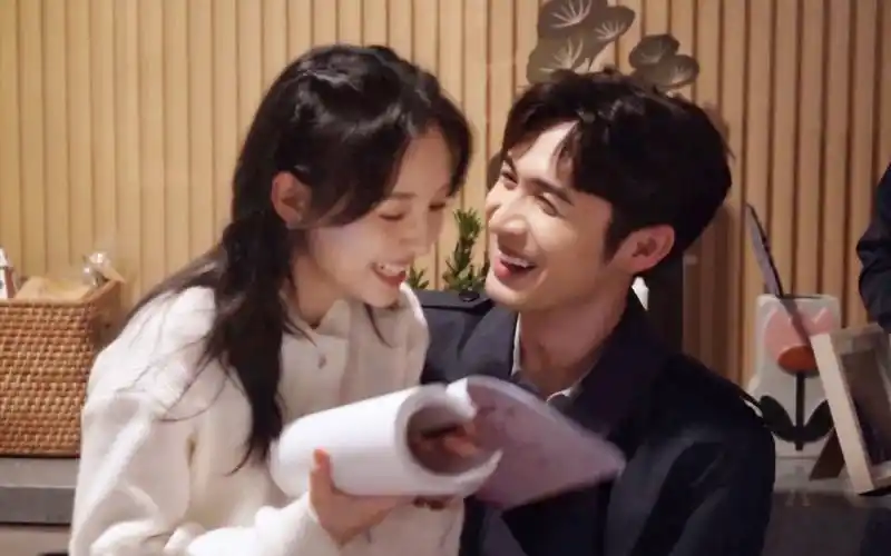 张彬彬吴倩花絮有点甜!片场对戏搂着不放,两人拍吻戏又苏又欲