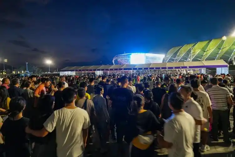 2023年9月16日,谭咏麟演唱会,观众排队进场.