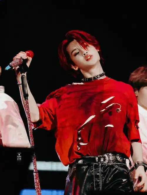 黄明昊红发舞台造型曝光破洞衣皮裤烟熏妆让人招架不住