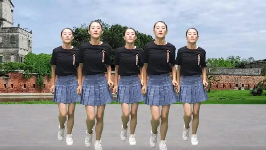 经典的一首《恋恋女人香》广场舞,令人心醉在脑海中