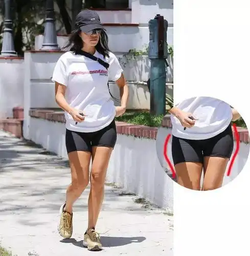 特别是像kourtney这种大腿根部比较肉的女生不如选择长一点的款式扬长