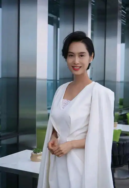 朱茵越来越有气质感,白色斗篷裙温柔优雅,精致细腻超有女神范