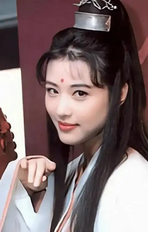 曾经的"全港情人"周海媚,年轻时到底有多美?