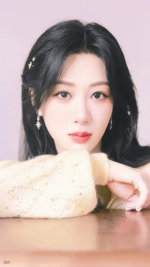 杨紫编发山茶花