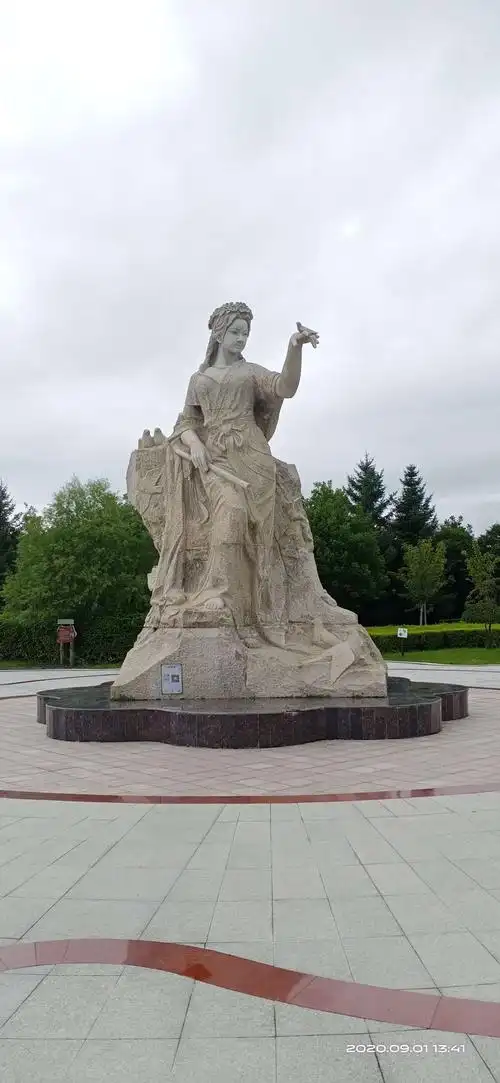 红罗女雕像!红罗女是当地的一个神话传说!