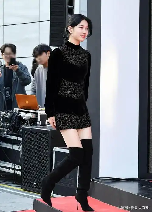 秀智黑色连衣短裙配上高筒靴绽放女神魅力,除了漂亮还是漂亮