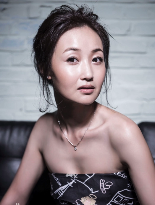 长相恬静又心地善良的尹馨梓,尤其含羞带娇的模样十分惹人怜爱