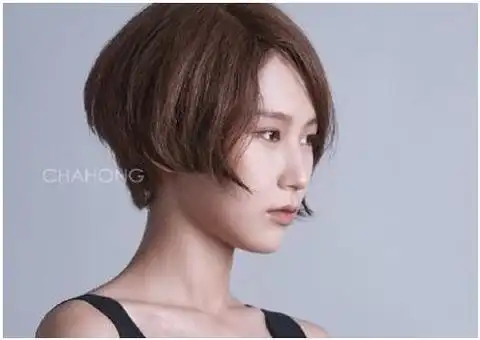 女生偏分不对称短发烫发发型