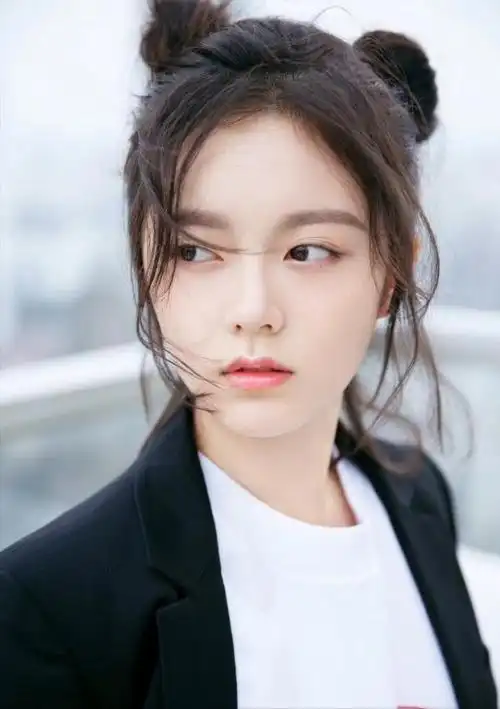 赵今麦年轻貌美的00后女明星个性十足的穿搭必须安利一波