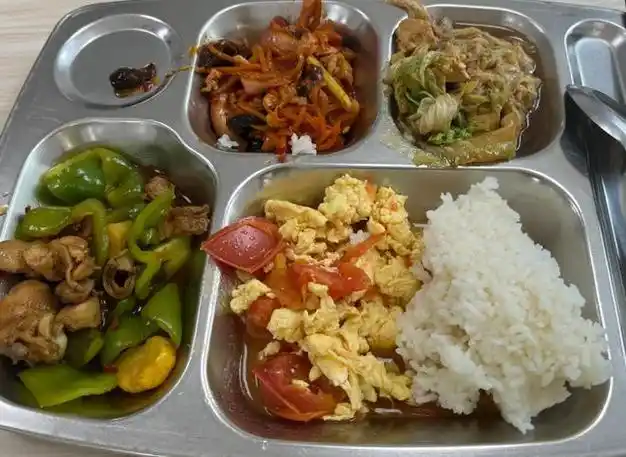 90后小伙转行做保安,晒6元工作餐走红,网友:起码少走30年弯路