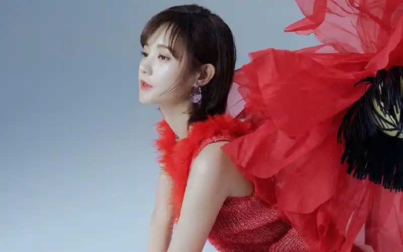 李一桐优雅灵动写真桌面壁纸