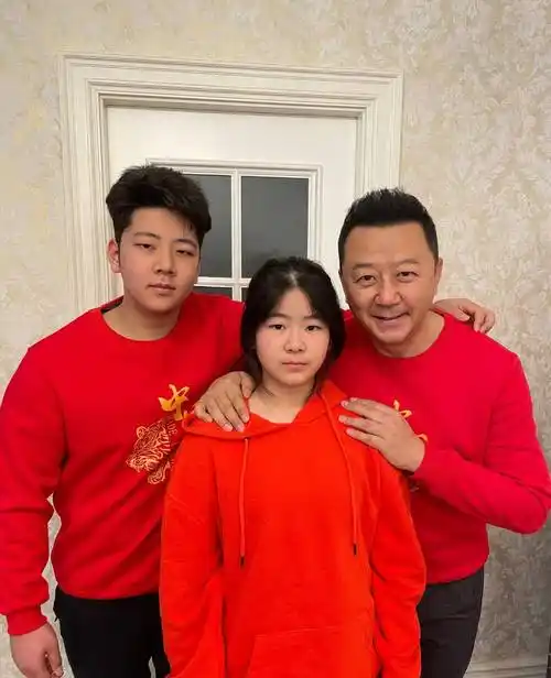 演员郭涛,去重庆拍戏时拍来一个老婆,结婚16年生两子