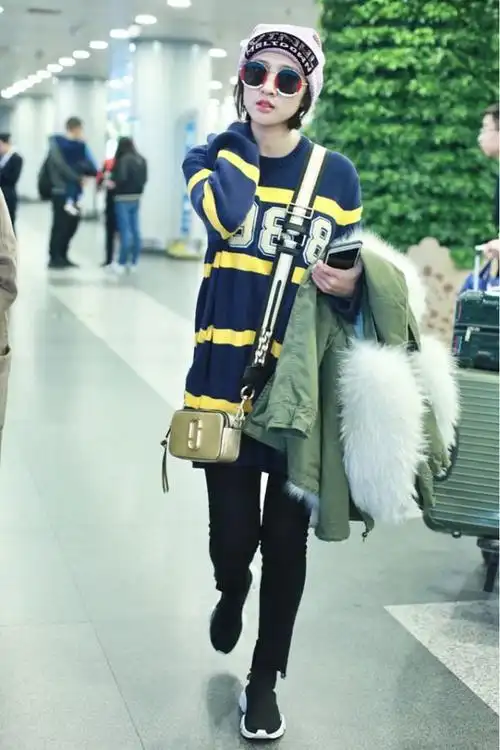 唐艺昕都当妈了却依旧像个孩子穿一身公鸡毛衣现身机场真可爱