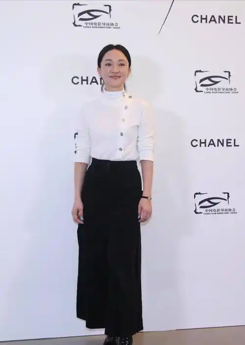 周迅用黑白显气质,西装素雅大方,就是眼窝太深,看起来有点疲惫_黑色