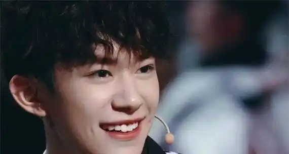 的感受,我觉得还是因为易烊千玺的性格,他不如王源,王俊凯那般外向,不