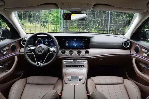2021款 奔驰e级 e 260 l 4matic内饰