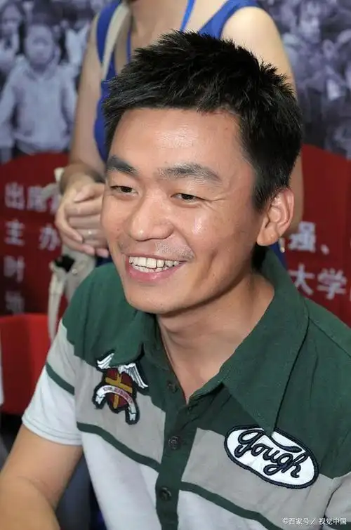 宝强好样的!王宝强回村过年与村民合影来者不拒!