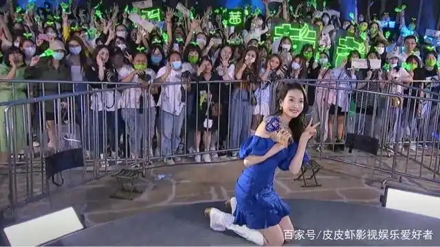 宋茜跪在地上和粉丝合影,这就是双向的爱吧,毫不犹豫地跪下