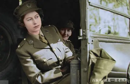 1945年,穿着军装的伊丽莎白公主在英国开着救护车,为战争做贡献.