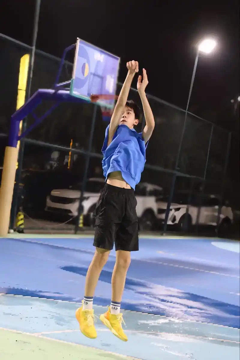 冷知识:这小孩哥已经有四块腹肌了.#热爱篮球的男孩 #我的假 - 抖音