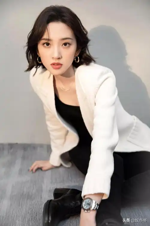 唐艺昕白色针织西装简约干练笑容甜美