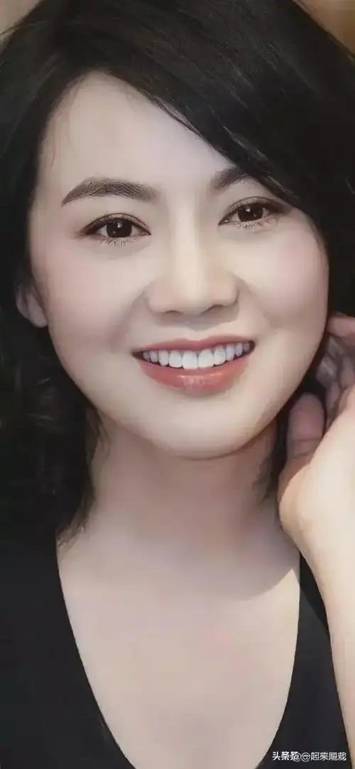 闫妮素颜风情佟掌柜风情犹在